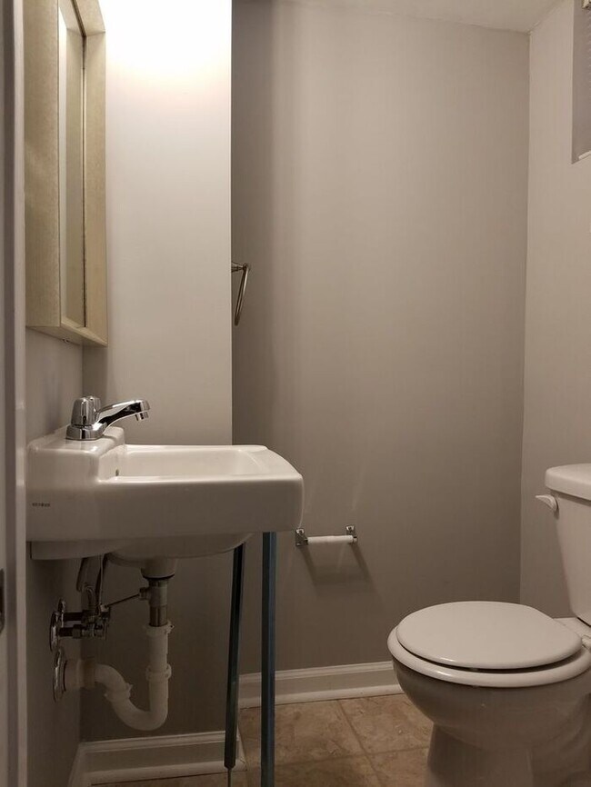Building Photo - 3 Bedroom 2 Bathrooms in 21239