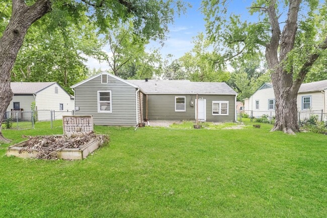 Building Photo - 2416 SW 25th Dr