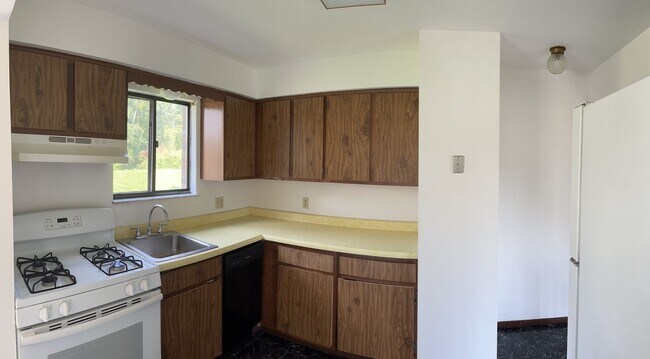 Building Photo - 2 Bedroom 1 Bathroom Townhouse in Shaler