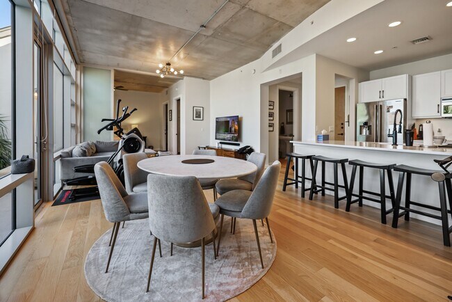 Building Photo - 335 SE 6th Ave