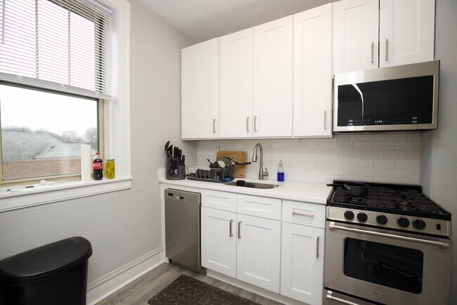 Foto del edificio - 5119 W Montrose Ave