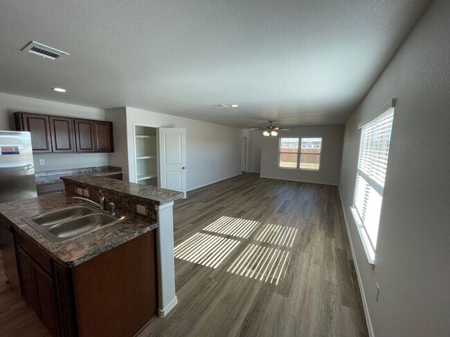 Building Photo - Valentine's Day Promotion! Three Bedroom |...