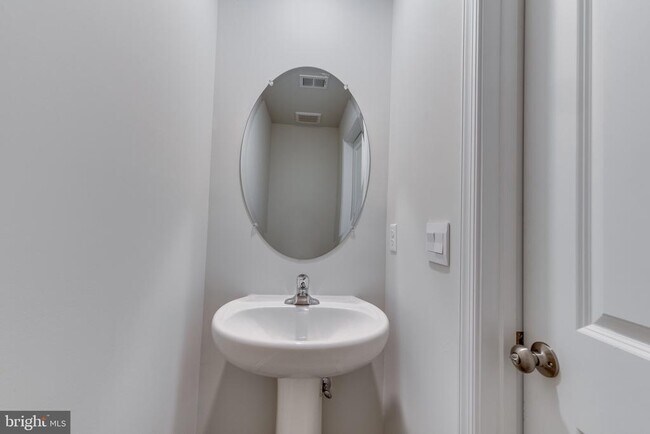 Foto del edificio - 5221 Crooked Ln