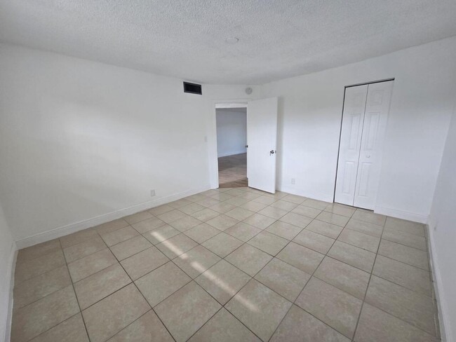 Building Photo - 8060 Colony Cir N