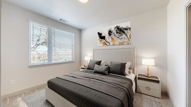 1/1, 660sf - Railside at Wadsworth Station