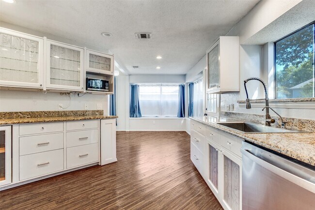 Foto del edificio - 706 Deep Well Dr