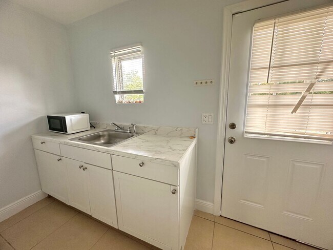 Foto del edificio - 2 Bed 2 Bath Apartment Near Downtown Fort Myers