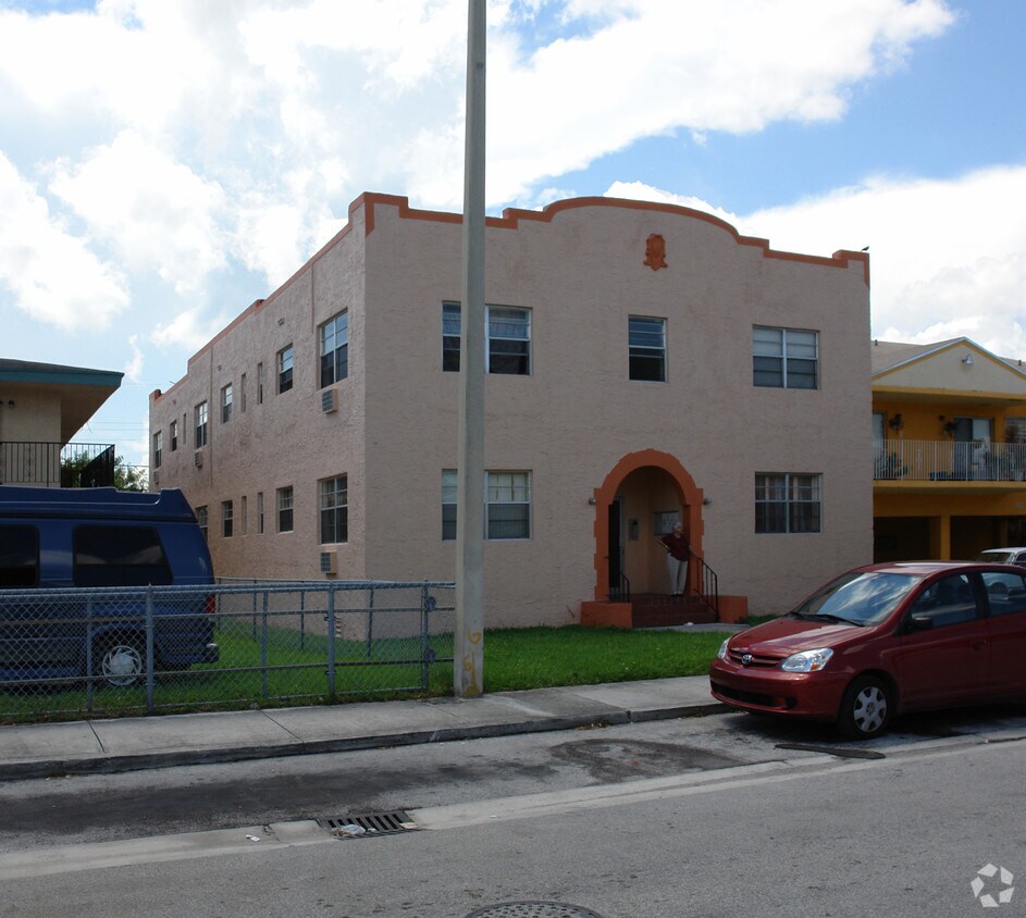 Building Photo - 2244 SW 9th St