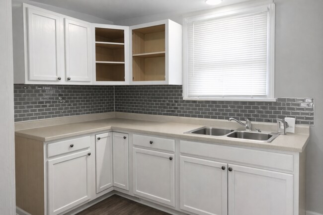 Building Photo - Updated 2 Bedroom SW Canton House for Rent