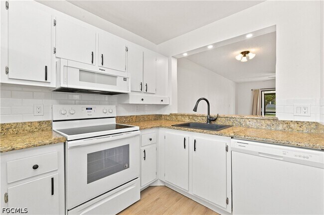 Building Photo - 9261 Central Park Dr