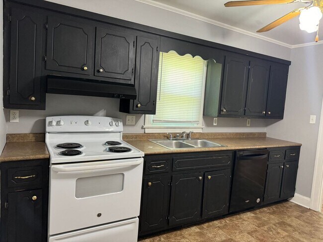Foto del edificio - Great Location! Large Home with 3 bedrooms...