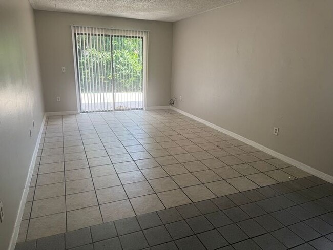 Building Photo - 1/2 Duplex in Apopka