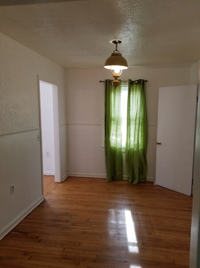 Foto del edificio - TWO BEDROOM HOME WITH GARAGE