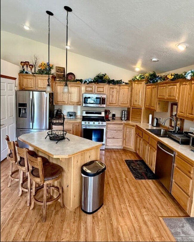 Foto del edificio - Fully Furnished and Supplied House in Lower Miller Creek