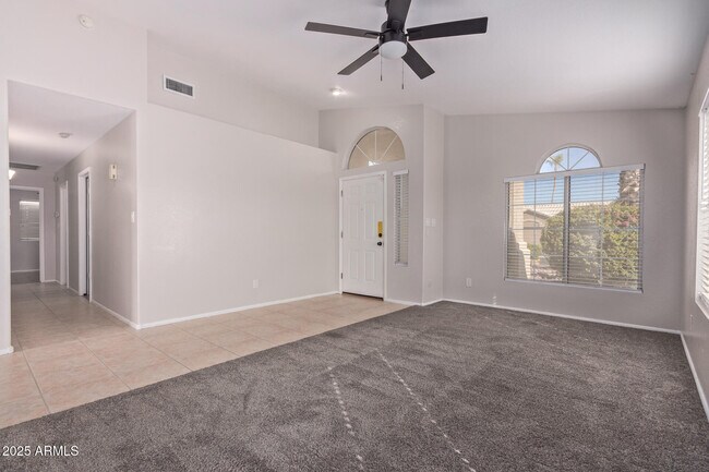 Building Photo - 208 E Devon Dr
