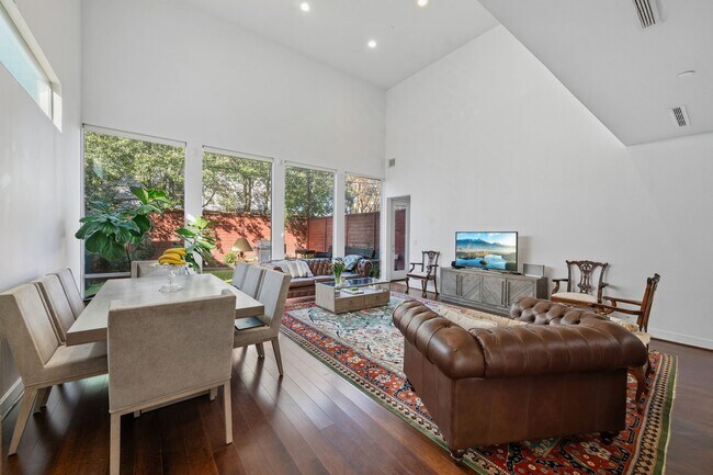 Building Photo - 3302 Lake St