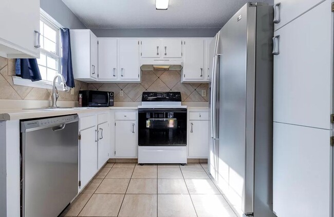 Building Photo - 3 bedroom, 2 bath home: The Highlands!