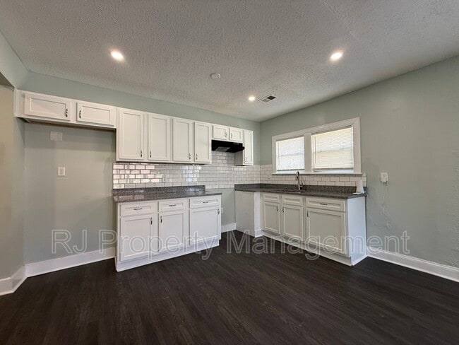 Foto del edificio - 61 S Parkway E