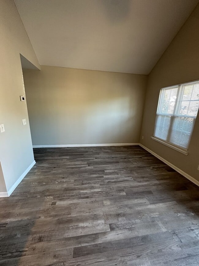 Building Photo - 2 Bedroom 1 Bathroom in Beautiful Chickamauga! Pet Friendly!