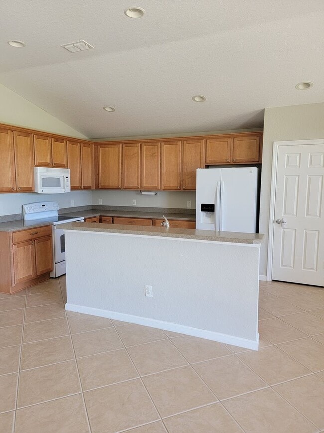 Building Photo - 4/2/2 in Fore Ranch