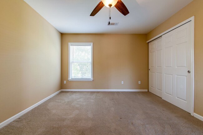 Foto del edificio - AVAILABLE NOW. 4 Bedroom 3 Bath. Over 3,00...