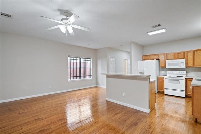 Foto del edificio - 7814 Gladstone St