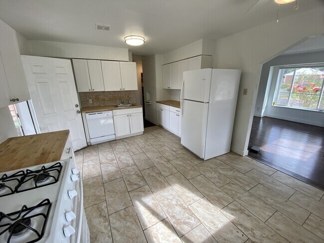 Building Photo - 2 Bedroom 1 Bathroom Ranch Centrally located in East Park Hil.