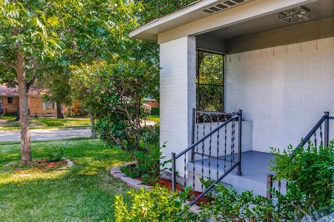 Building Photo - Stunning 3BD/2BA Mesquite Home