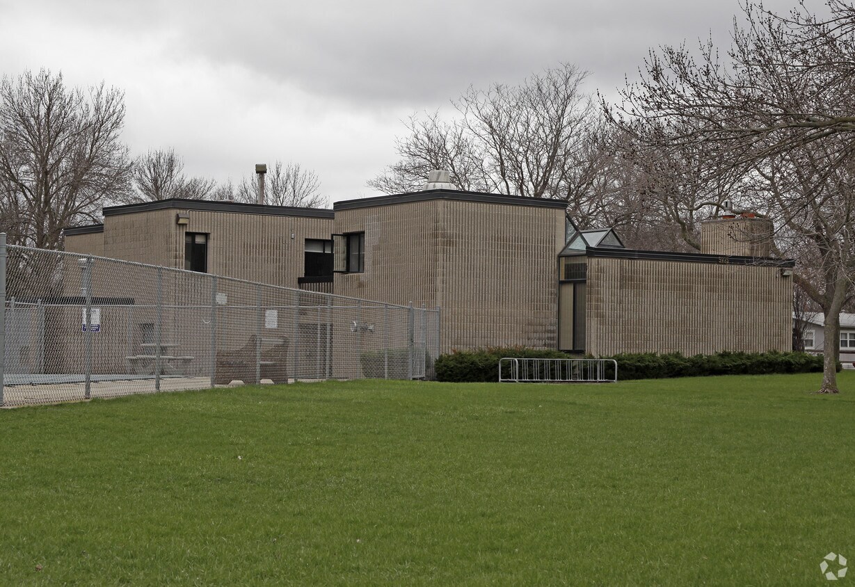 Building Photo - Country View of Lakeville