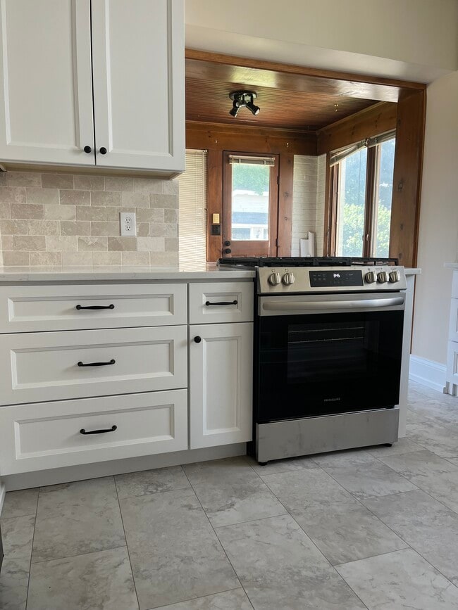 New range an cabinets - 3547 Edwards Rd