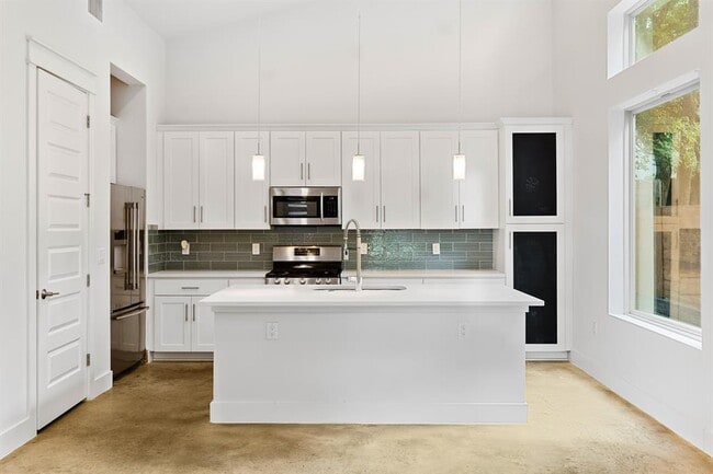 Building Photo - 1609 J J Seabrook Dr