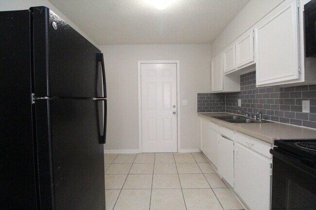 Foto del edificio - North Pensacola Duplex Near UWF & I-10 – Ready for Immediate Move-In