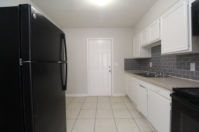 Building Photo - North Pensacola Duplex Near UWF & I-10 – Ready for Immediate Move-In