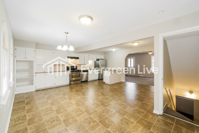 Building Photo - 3126 S Maywood Ave