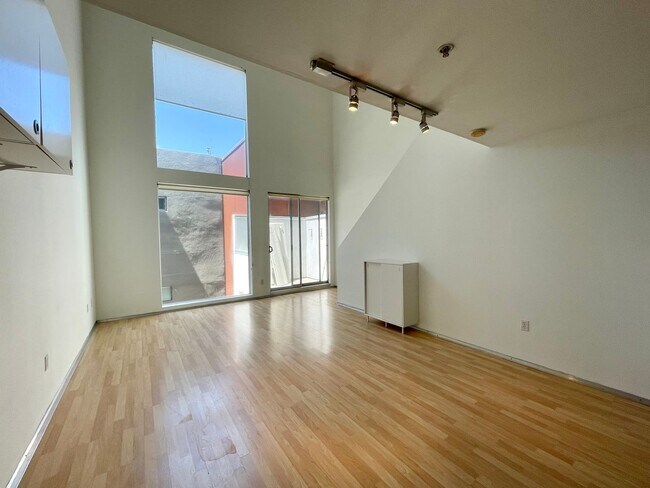 Building Photo - CHARMING 1 BEDROOM / 1 BATH LOFT APARTMENT...