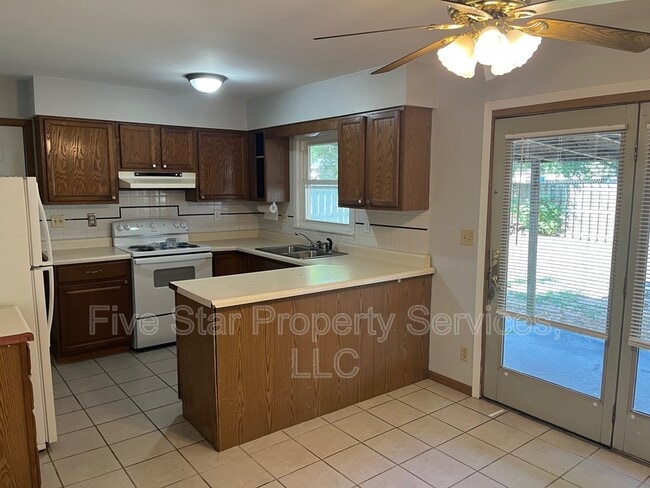 Building Photo - 402 N Iris Dr