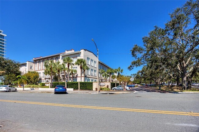 Building Photo - 701 Mirror Lake Dr N