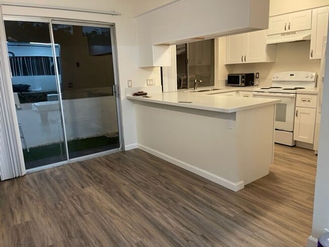 Building Photo - 2 Bedroom 2 Bath Single Story Condo in Mission Valley- Park Villas North