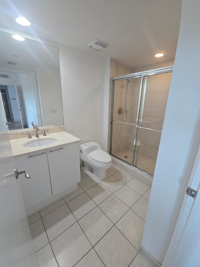 Foto del edificio - 14951 Royal Oaks Ln