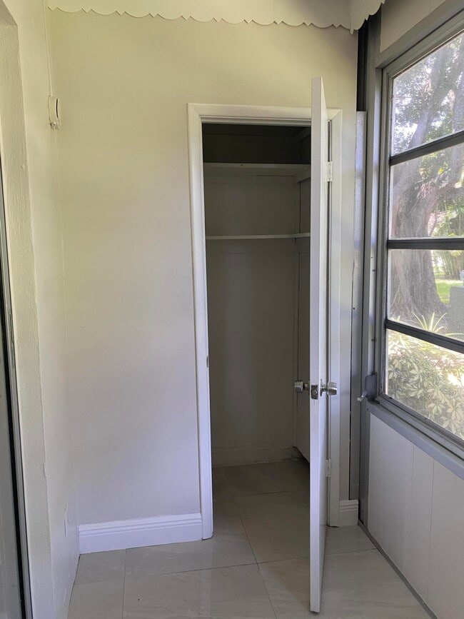 7 Kingswood E, West Palm Beach, FL 33417 Condo for Rent in West Palm