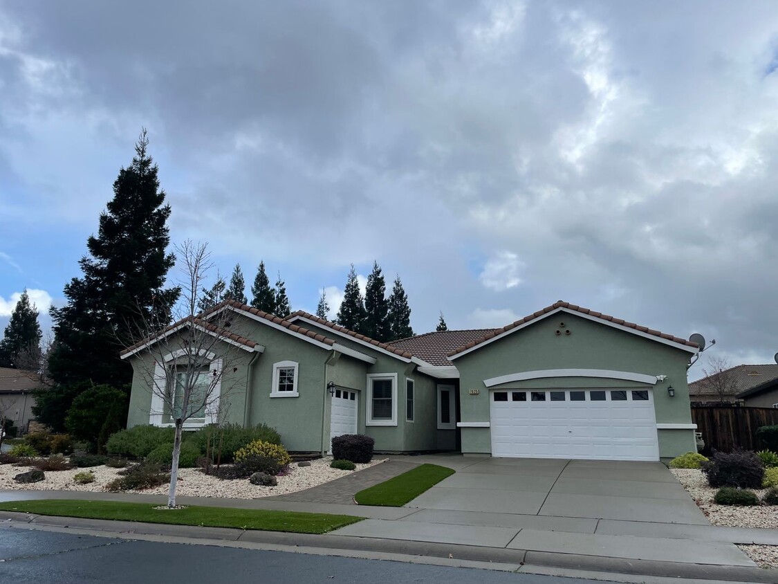 Primary Photo - BEAUTIFUL SINGLE STORY HOME IN ROSEVILLE!!