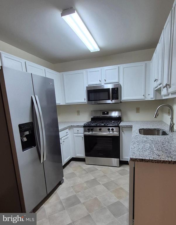 Building Photo - 904 Sweetwater Dr