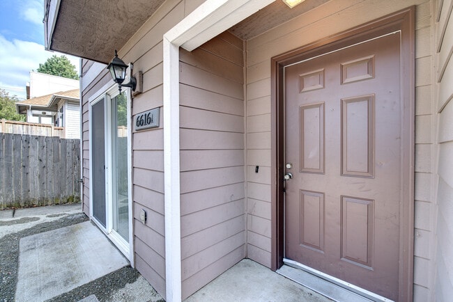 Building Photo - Well maintained 3 bedroom 2 bath town home...