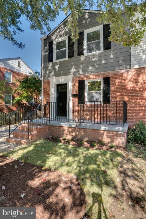 Building Photo - 2212 Arlington Terrace