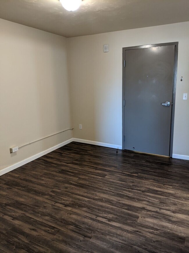 Foto del edificio - 1-Bedroom, 1-Bath Upstairs Apartment In Downtown Springfield!