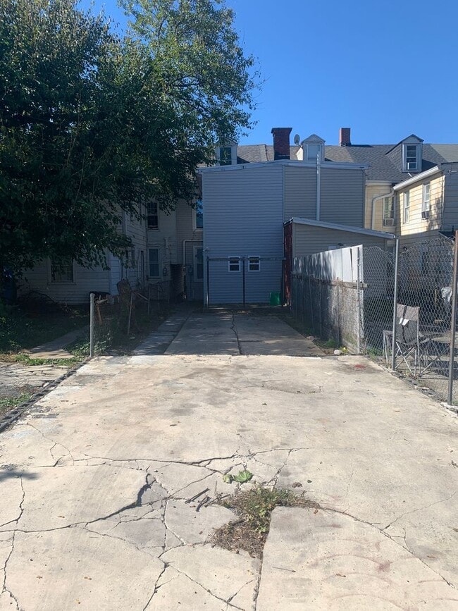 Building Photo - 4 Bedroom with Parking -York City SD