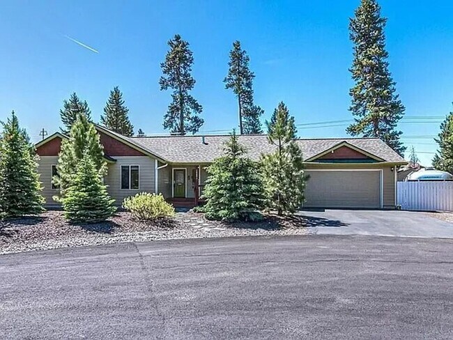 Building Photo - 16691 Oakridge Pl