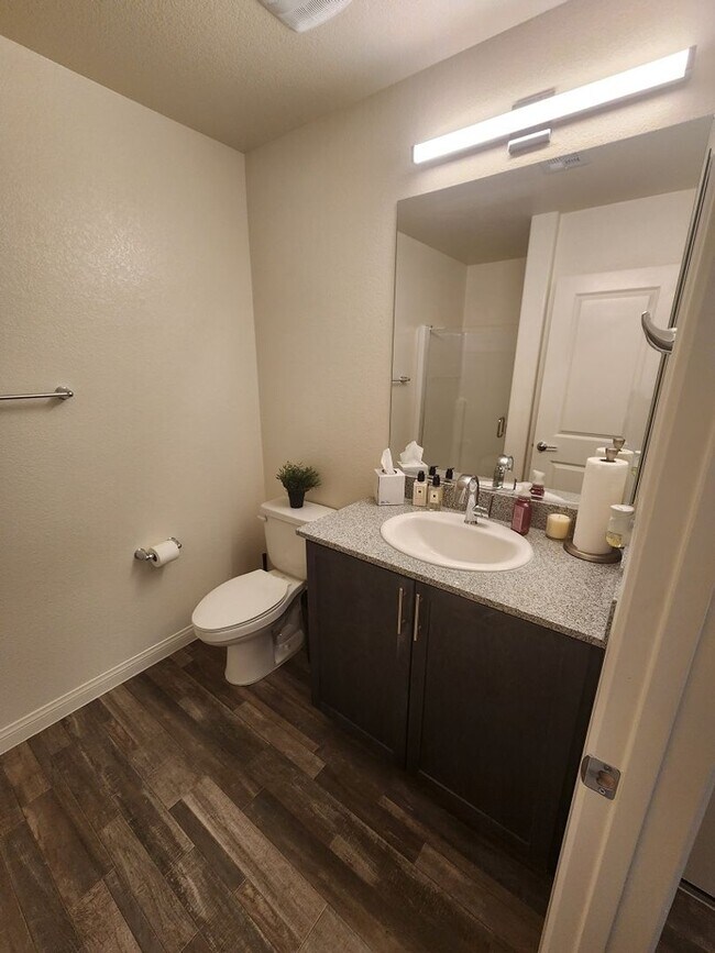 Foto del edificio - 3 story 3 bed/3 bath townhouse in brand ne...