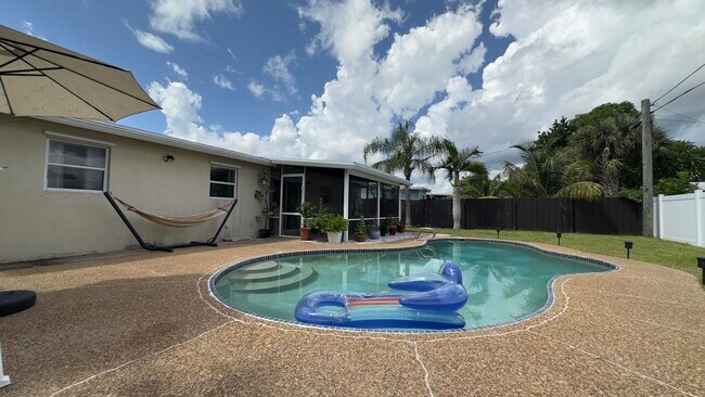 Foto del edificio - 3721 Holiday Rd