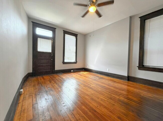 Foto del edificio - 1852 Russell Blvd